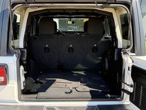 Used 2020 Jeep Wrangler Unlimited Sahara image 19