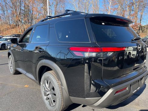 New 2025 Nissan Pathfinder SV image 3