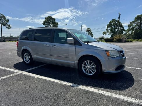 Used 2016 Dodge Grand Caravan SXT FWD image 3
