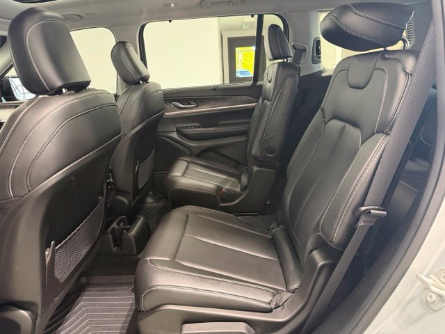 Used 2023 Jeep Grand Cherokee L Limited AWD/4WD image 30