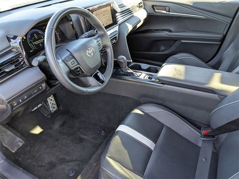 Used 2025 Toyota Camry SE image 17