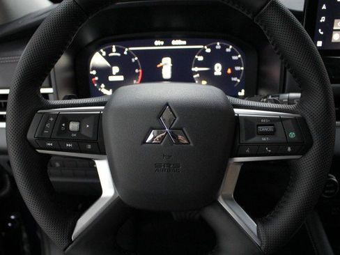 New 2026 Mitsubishi Outlander SE image 8