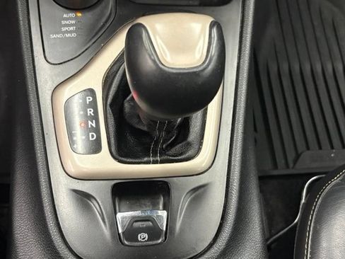 Used 2015 Jeep Cherokee Limited w/ Trailer Tow Group AWD/4WD image 27