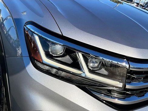 Used 2022 Volkswagen Atlas Cross Sport SEL R-Line image 32