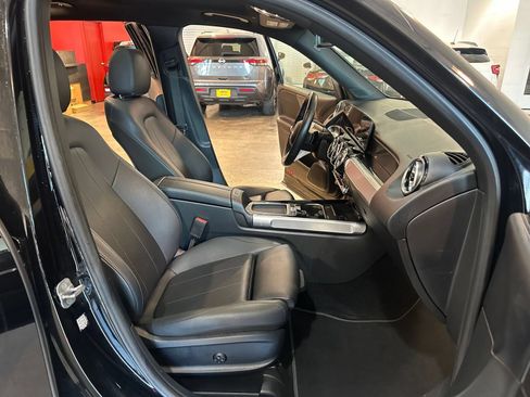 Used 2025 Mercedes-Benz GLB 250 image 40