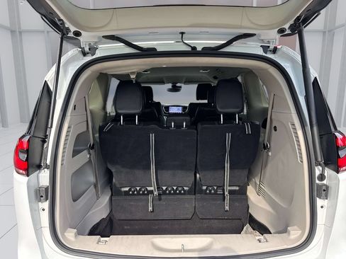 Used 2023 Chrysler Pacifica Touring-L FWD image 18