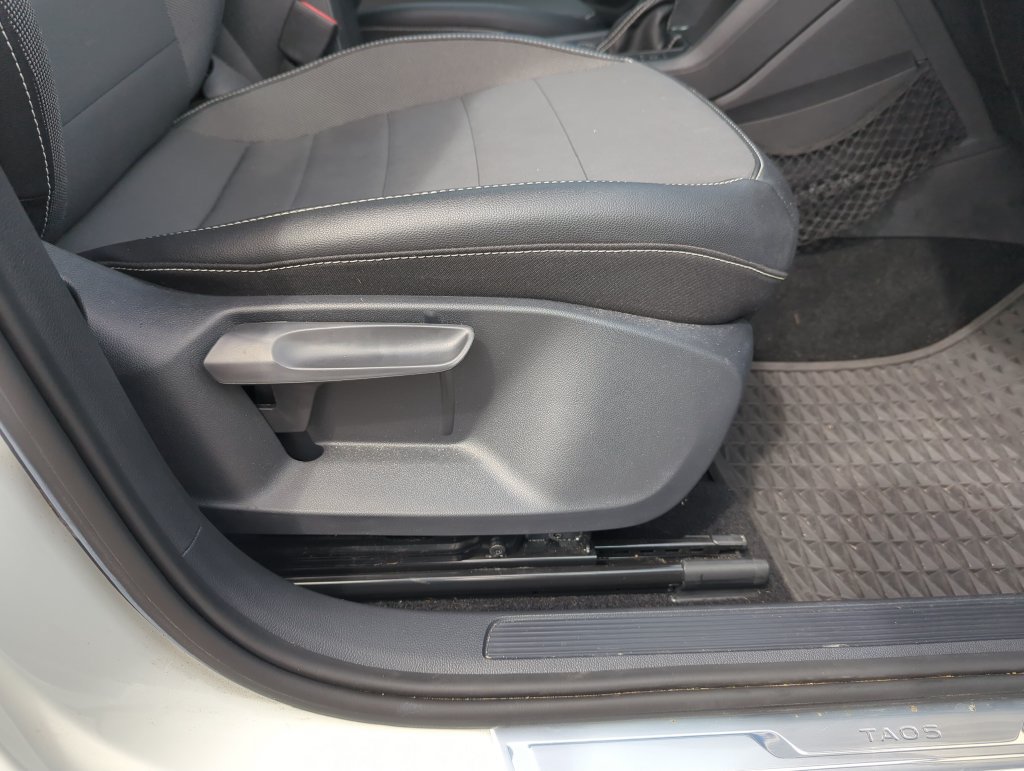 Used 2023 Volkswagen Taos SE FWD image 36
