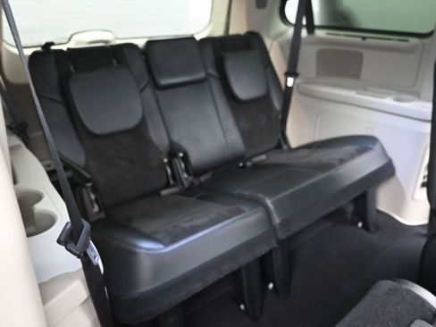 Used 2015 Chrysler Town & Country Limited image 16