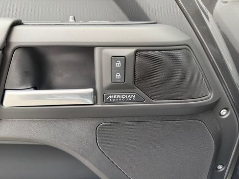 Used 2025 Land Rover Defender 130 X-Dynamic SE image 28