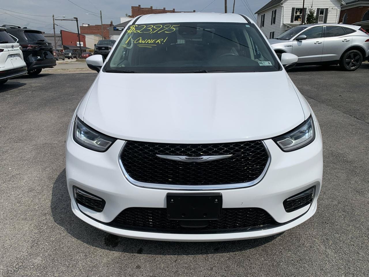 Used 2023 Chrysler Pacifica Touring-L FWD image 7