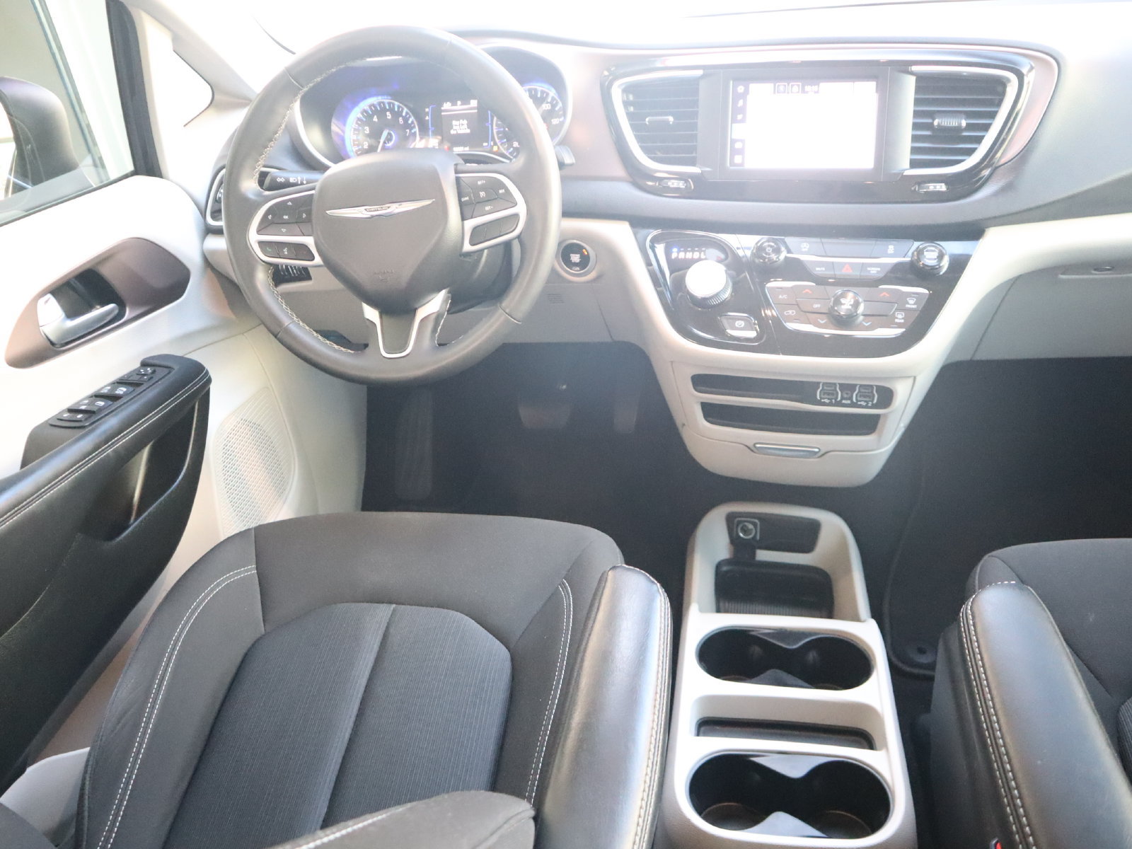 Used 2024 Chrysler Voyager LX FWD image 27