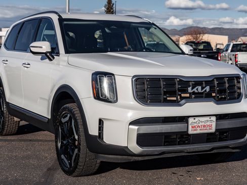Used 2023 Kia Telluride S AWD/4WD image 3