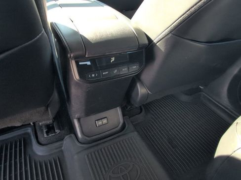 Used 2023 Toyota Highlander XLE image 16