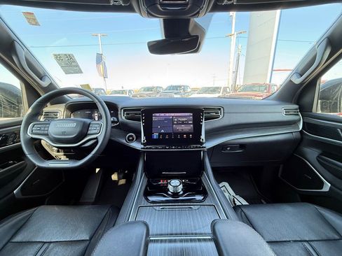 Used 2024 Jeep Wagoneer L Series II w/ Flexible Seating Group image 29