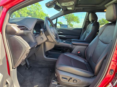 Used 2025 Toyota Sienna XSE FWD image 10