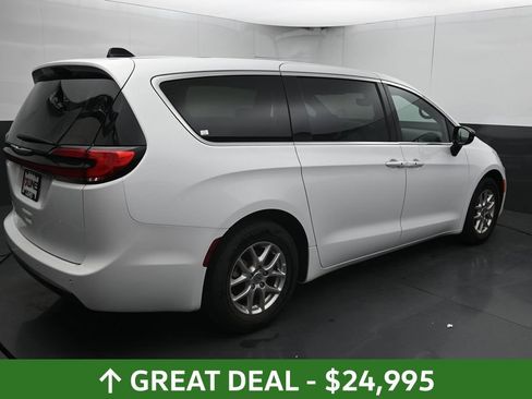Used 2025 Chrysler Pacifica Select FWD image 13