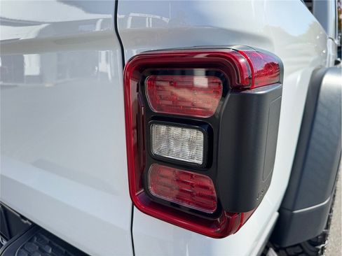 Used 2025 Jeep Gladiator Rubicon w/ Convenience Group AWD/4WD image 22