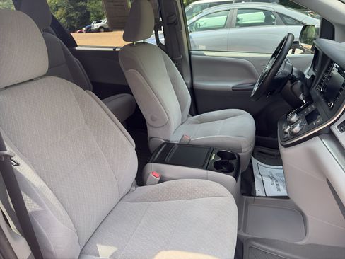 Used 2020 Toyota Sienna LE w/ LE Preferred Package FWD image 14