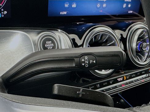 Used 2025 Mercedes-Benz GLB 250 image 24