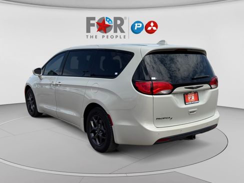 Used 2020 Chrysler Pacifica Touring w/ S Appearance Package FWD image 3