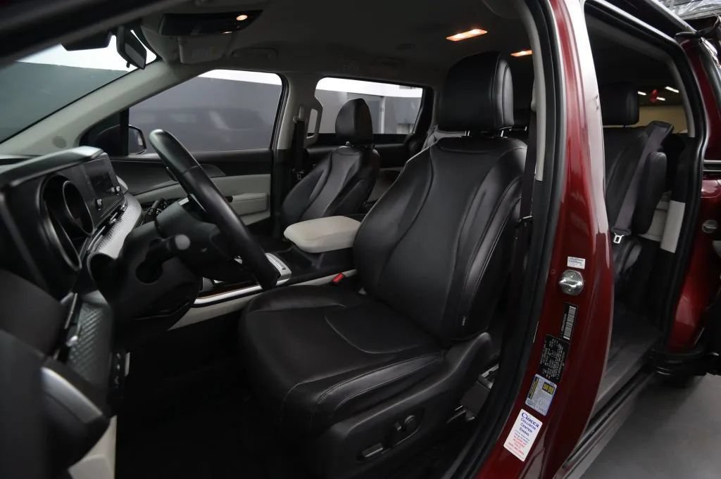 Used 2023 Kia Carnival LX FWD image 39