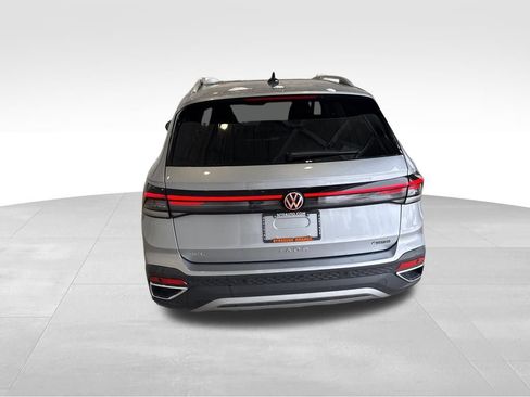 Used 2025 Volkswagen Taos SEL image 5
