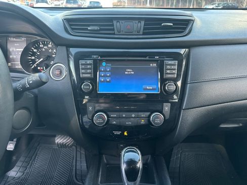Used 2017 Nissan Rogue SV w/ SV Premium Package image 28