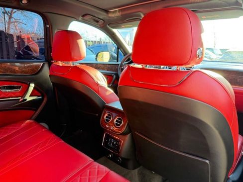 Used 2019 Bentley Bentayga image 26