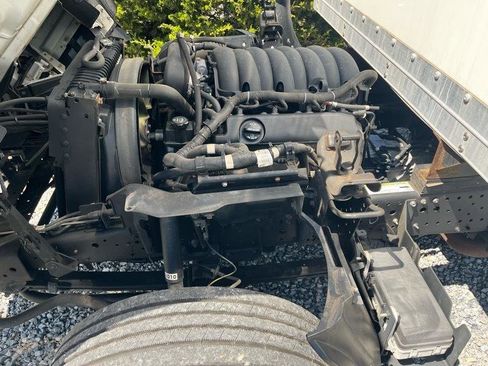 Used 2021 Isuzu NPR RWD image 13