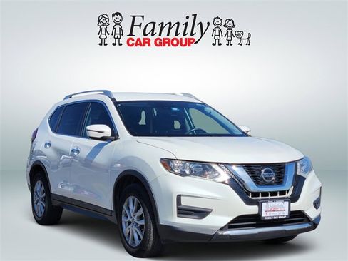 Used 2020 Nissan Rogue SV image 2