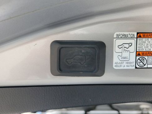 Used 2018 Toyota RAV4 XLE FWD image 9