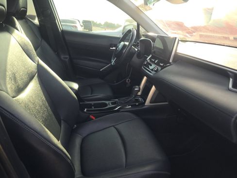 Used 2024 Toyota Corolla Cross XLE FWD image 8