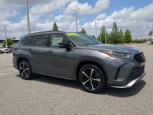 Used 2021 Toyota Highlander XSE FWD image 2
