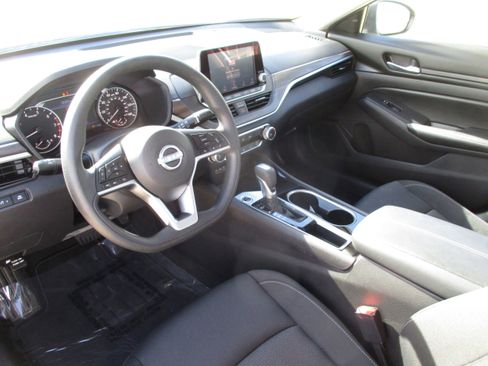 Used 2024 Nissan Altima 2.5 SV image 12