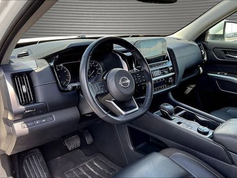 Used 2022 Nissan Pathfinder SL AWD/4WD image 16