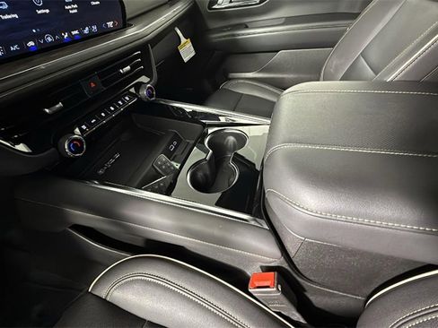 Certified 2025 Chevrolet Suburban Premier image 23