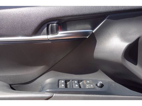 Used 2020 Toyota Camry SE FWD image 11