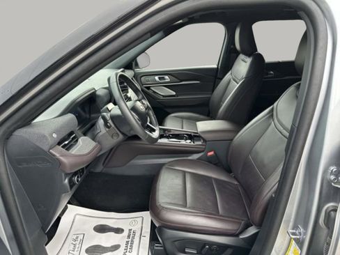 Used 2025 Ford Explorer Platinum RWD image 13