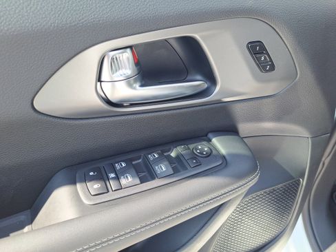 New 2026 Chrysler Pacifica Select image 15