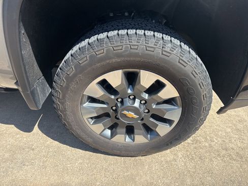 Used 2024 Chevrolet Silverado 2500 Custom w/ Custom Value Package image 6