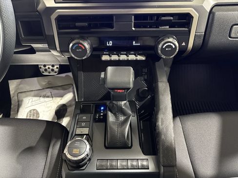 Used 2025 Toyota Tacoma TRD Sport AWD/4WD image 21