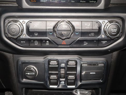 Used 2020 Jeep Wrangler Unlimited Sahara image 24