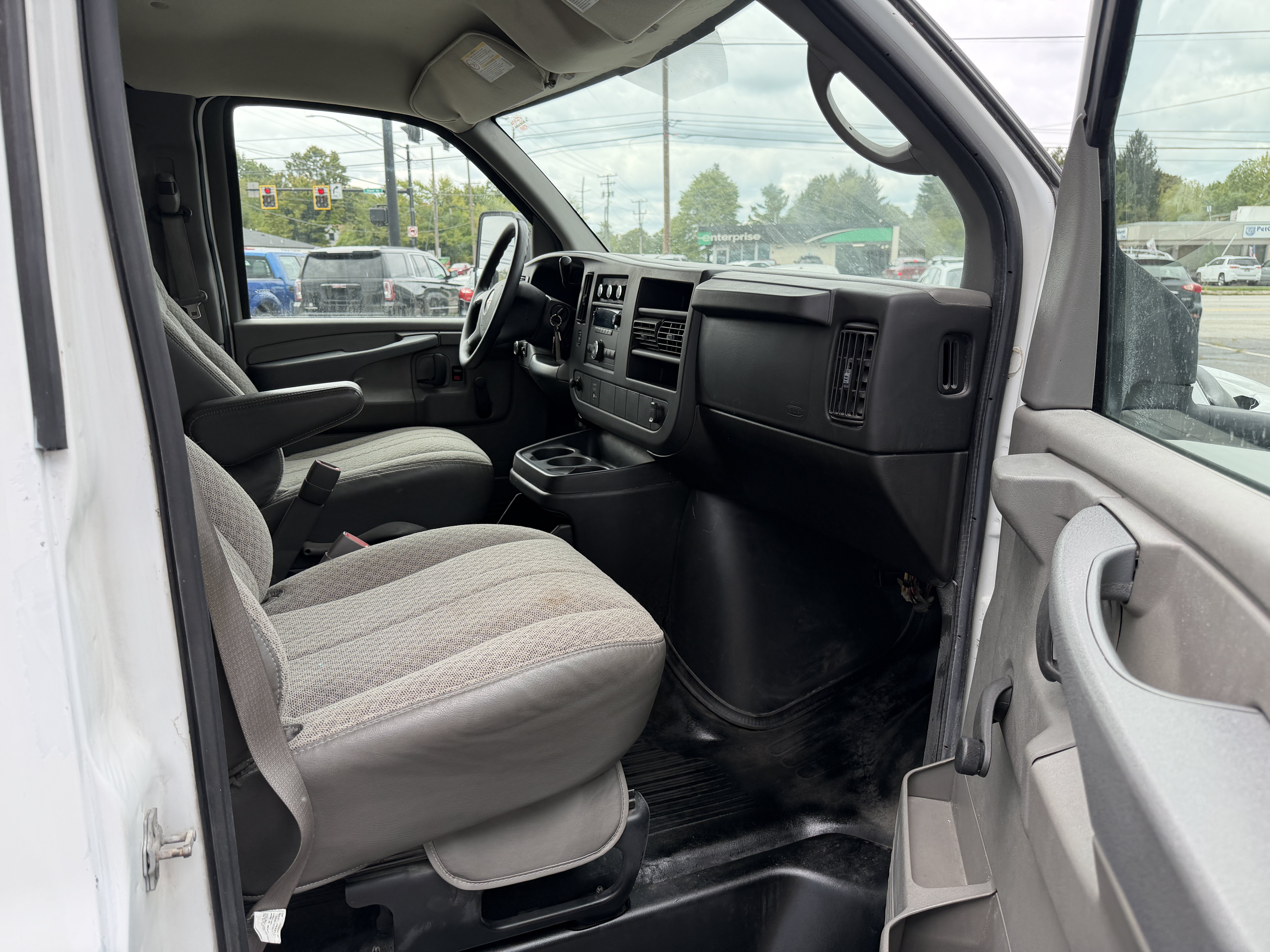 Used 2008 GMC Savana 3500 RWD image 10