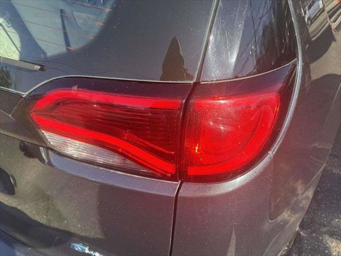Used 2019 Chrysler Pacifica Touring-L image 8