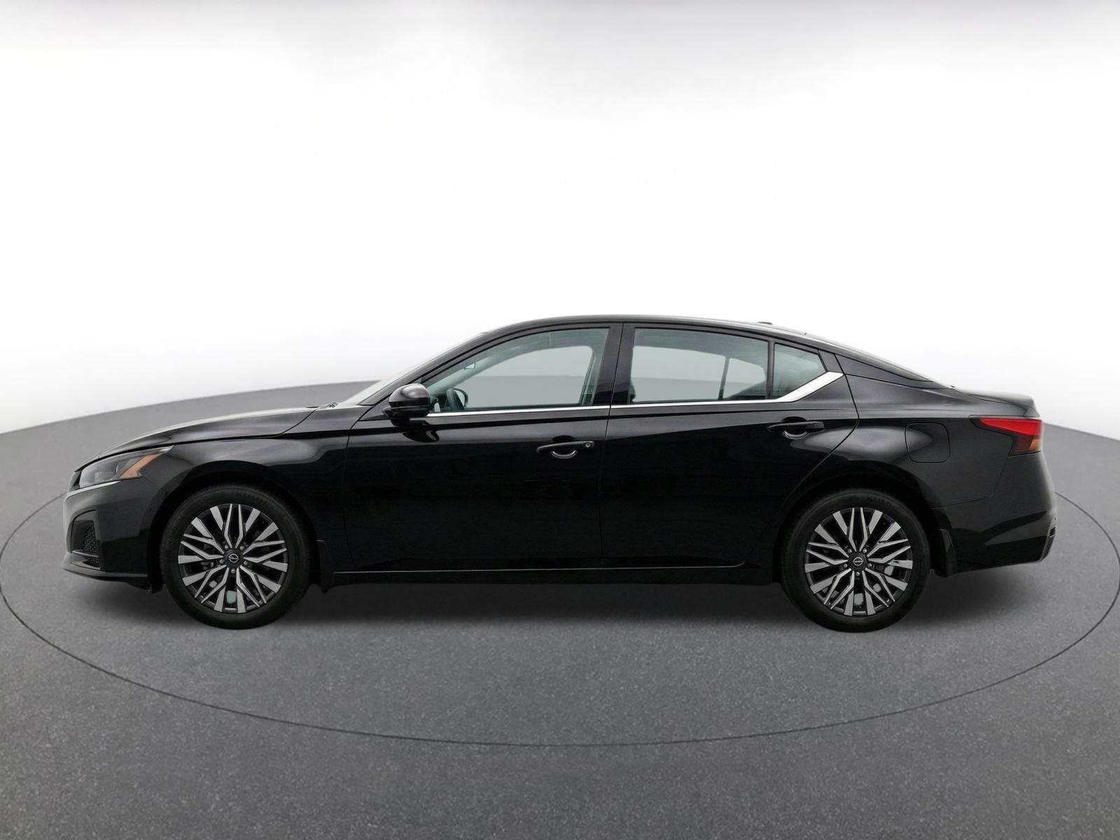 Used 2025 Nissan Altima 2.5 SV FWD image 4