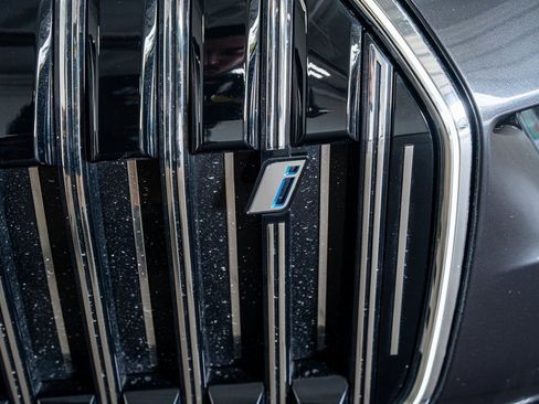 Used 2024 BMW i7 xDrive60 image 17