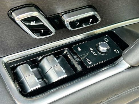 Used 2025 Land Rover Range Rover SE AWD/4WD image 18