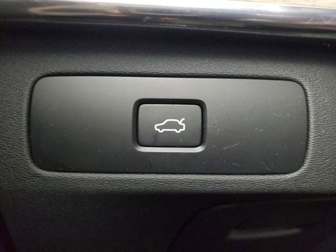 Certified 2025 Volvo XC90 B6 Plus image 38