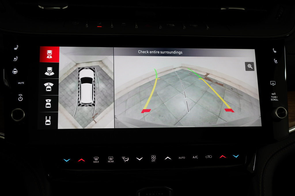 Used 2024 Chrysler Pacifica Limited w/ Uconnect Theater Family Group FWD image 26