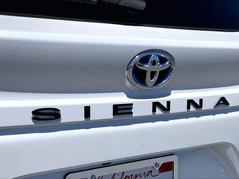 Used 2025 Toyota Sienna XLE AWD/4WD image 30